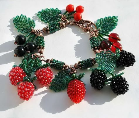 Alexandra Matveenko is russian beadwork artist. She makes unique jewelry and accessories using various beading technics. Her bunches French Beaded Flowers, Beaded Leaf, Beading Jewelery, Beaded Crafts, Beaded Animals, Handmade Jewelry Diy, Beaded Jewelry Patterns, Beads And Wire, Bead Jewellery