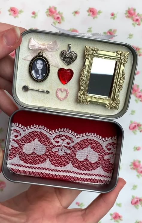 Altoid Wallet, Mint Tin Crafts, Wallet Ideas, Silly Art, Altoids Tins, 일본 패션, Mint Tins, What In My Bag, Photo Projects