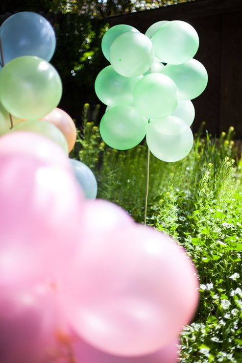 Balloon Stakes in the Garden Balloon Yard Stakes, Balloons On Sticks, Easter Props, Balloon Topiary, 12 Balloons, Bunch Of Balloons, Topiary Diy, Diy Playground, Balloon Stands