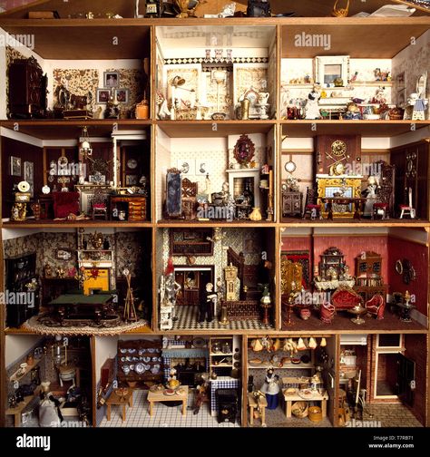 Museum Of Childhood, Antique Dollhouse, Dolls House Interiors, Victorian Dolls, Miniature Rooms, Vintage Dollhouse, Miniature Houses, Miniature House, Miniature Furniture