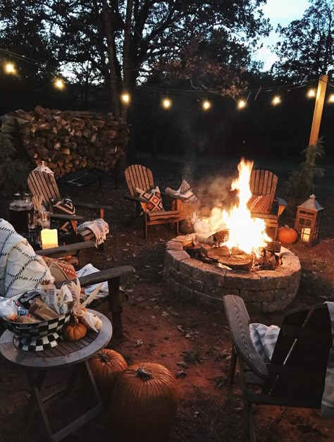 Fire Pit Blankets, Fire Pit Astetic, Outside Cozy Area, Winter Fire Pit Ideas, Fire Pit Photoshoot, Fire Pit Aesthetic, Unique Fire Pit Ideas, Winter Fire Pit, Fire Pit Pictures