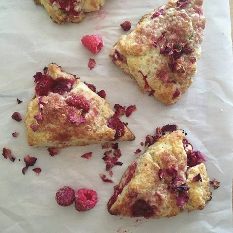 Raspberry And White Chocolate Scones, Perfect Scones Recipe, White Chocolate Raspberry Scones, White Chocolate Scones, Scones Vegan, Blueberry Lemon Scones, Raspberry And White Chocolate, Berry Scones, Raspberry Scones