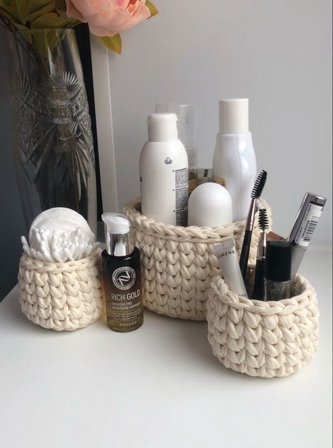 Rangement Makeup, Mode Crochet, Crochet Business, Crochet Home Decor, Diy Crochet Projects, Crochet Home, Makeup Skincare, Crochet Fashion, Cute Crochet