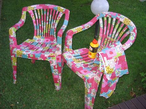 Painting Plastic Chairs, Decoupage Chair, Plastic Garden Chairs, Recycled Outdoor Furniture, Upcycle Plastic, Plastic Chairs, Diy Xmas Gifts, Decoupage Furniture, Chair Makeover