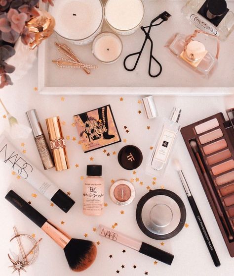 Warm Makeup, Flatlay Makeup, Beauty Dish, Products Photography, Minimalist Beauty, Make Up Brush, Beauty Products Photography, Black Makeup, Makeup Tricks