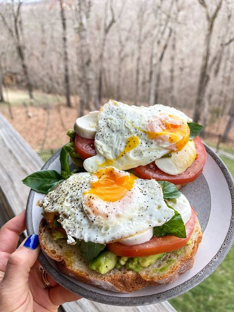 Healthy Toast Toppings, Avocado Toast Breakfast, Tomatoes On Toast, Healthy Toast, Avocado Toast Egg, Avocado Toast Recipe, Healthy Mood, Healthy Fitness Meals, Toast Toppings