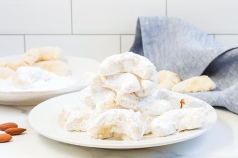 Viennese Crescents are a light, buttery cookie made with almonds and shaped into crescents. Dusted with powdered sugar, they're a beautiful holiday cookie. Viennese Cookies, Viennese Desserts, Baked Lemon Garlic Chicken, Almond Crescent Cookies, Buttery Cookie, Crescent Cookies, Classic Cookies Recipes, Christmas Cookies Easy, Buttery Cookies