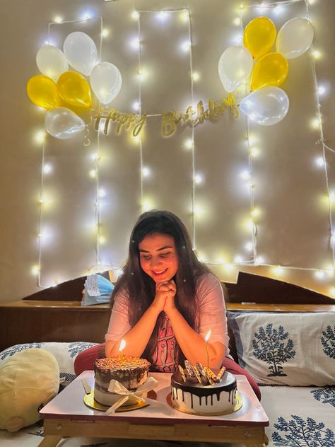 Self Celebration Birthday, Simple Birthday Poses, Roof Top Birthday Decoration, Aesthetic Birthday Decoration Ideas, Birthday Decoration Ideas At Home Simple, Simple Birthday Decorations At Home, Cheap Birthday Decorations, 25th Birthday Ideas For Her, Decoration Ideas For Birthday