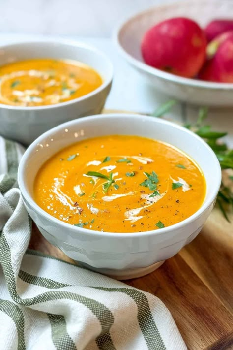 This Carrot Apple Soup recipe is a favorite cool-weather healthy carrot soup that's creamy, satisfying, and cozy enough to warm your toes on cold days. Carrot Apple Soup, Carrot Muffins Easy, Apple Soup Recipes, Pumpkin Soup Easy, Curried Carrot Soup, Holiday Entrees, Holiday Soups, Creamy Carrot Soup, Clean Program