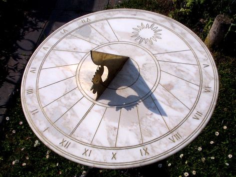 Cadran solaire sur marbre blanc.  Création: Paul Schott Sundial Aesthetic, Solar Clock, Sun Clock, Calendar Craft, Sundials, Medieval Times, Adult Crafts, Sims Cc, Solar Power