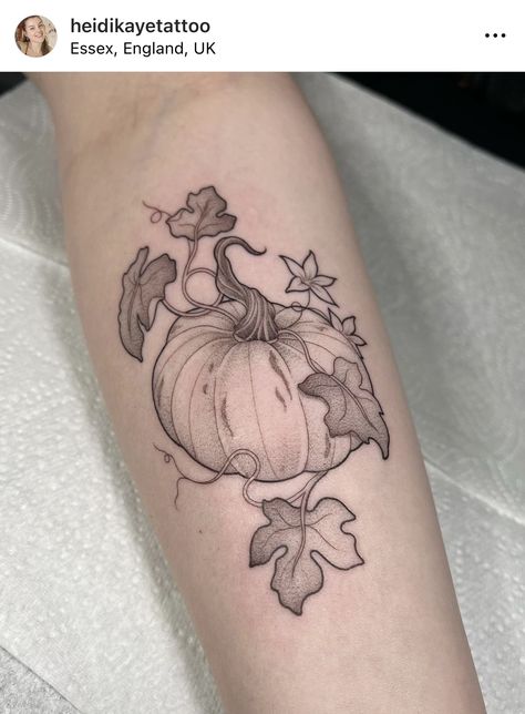 Pumpkin Leaf Tattoo, Fall Lover Tattoo, Autumnal Tattoo Sleeve, Squash Tattoo, Pumpkin Floral Tattoo, Pumpkin Flash Tattoo, Pumpkins Tattoo Design, Pumpkin Flower Tattoo, Simple Pumpkin Tattoo