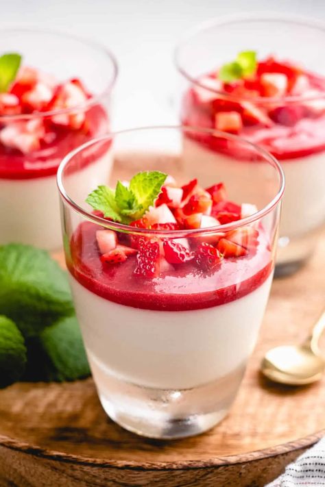 Strawberry Panna Cotta | Veronika's Kitchen Strawberry Panna Cotta Recipe, Easy Panna Cotta Recipe, Lemon Panna Cotta, Desert Candle, Cake Serving Chart, Strawberry Panna Cotta, Affogato Recipe, Cups Recipes, Best Summer Desserts