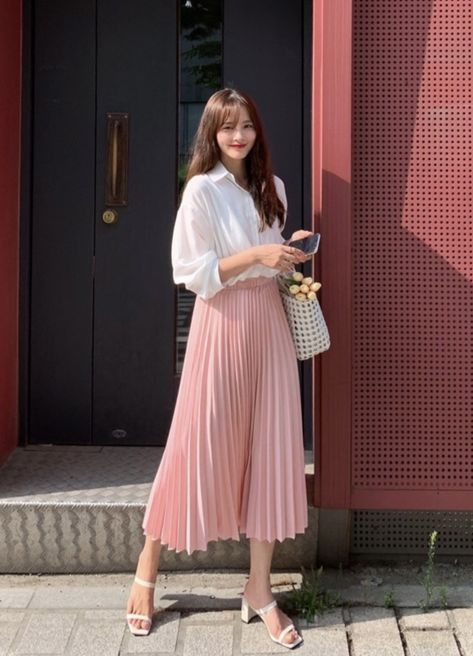 Classic Pleated Skirt Outfit, Pink Skirt Long Outfit, Pleated Skirt Outfit Elegant, Long Pink Pleated Skirt Outfit, Pleated Pink Skirt Outfit, Long Pink Skirt Outfit Ideas, Pleated Long Skirt Outfit Classy, Long Pleated Skirt For Work, Pink Long Pleated Skirt