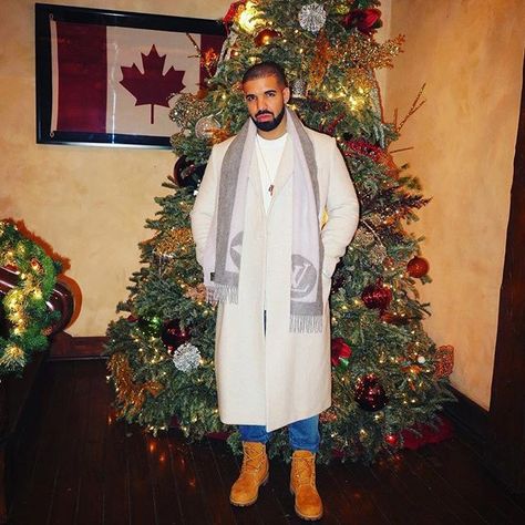 Holiday Décor Inspo: Inside Drake’s Spacious Toronto Condo Drake Christmas, Kim Basinger Now, Drake Wallpaper, Drake Fashion, Old Drake, Drake Clothing, Drake Photos, Drake Drizzy, Drake Graham