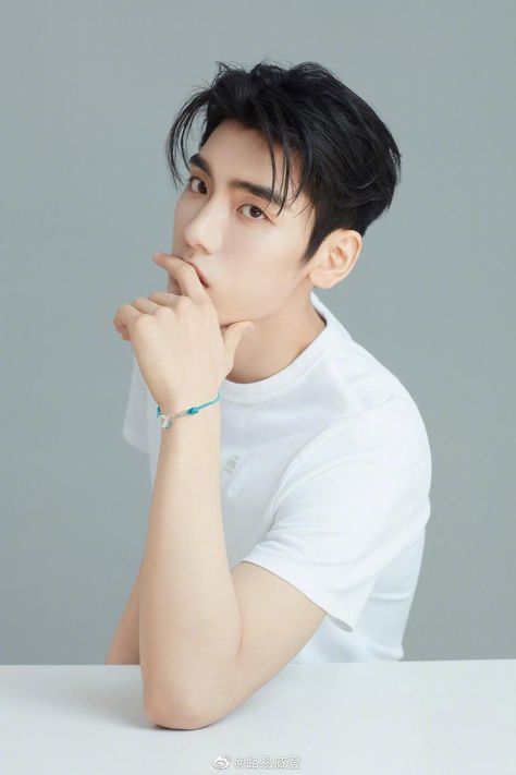 Wang Ziyi, Song Wei Long, Drama Gif, Astro Kpop, Boys Long Hairstyles, Chinese Man, Chinese Actors, Chinese Boy, Cha Eun Woo