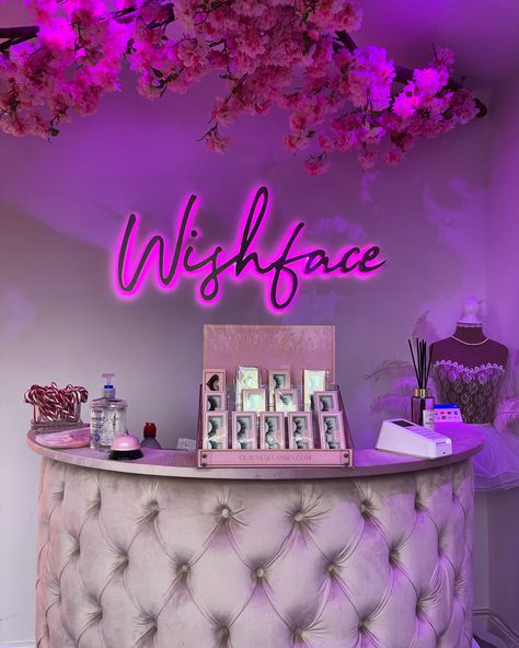 Makeup Studio Reception Ideas, Reception For Salon, Beauty Reception Desk, Makeup Bar Ideas, Pink Salon Ideas, Reception Desk Decor, Nails Salon Decoration, Makeup Studio Ideas Beauty Room, Makeup Salon Ideas