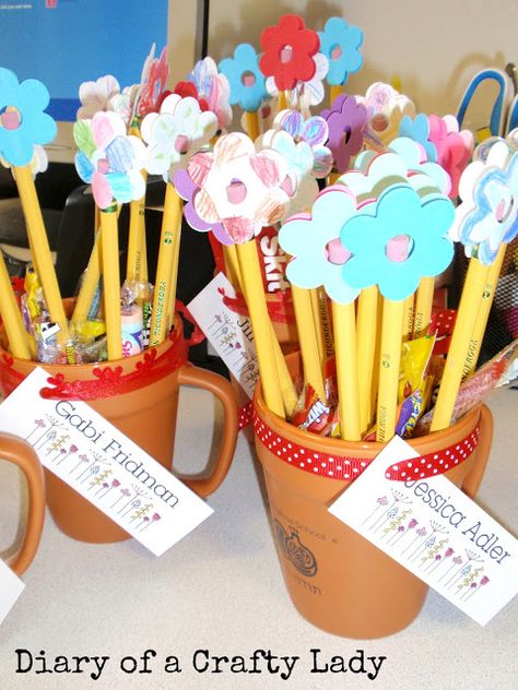 Pencil Bouquet, Pencil Crafts, Graduation Bouquet, Appreciation Ideas, General Crafts, School Holidays, Appreciation Gifts, Crafty Things, Teacher Appreciation Gifts