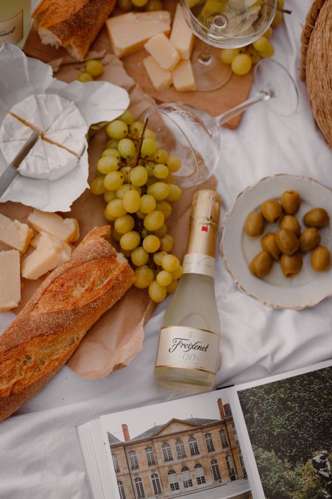 Freixenet picnic aesthetics Prosecco Picnic, Prosecco Pairing, Picnic Champagne, Mumm Napa, Champagne Picnic, Picnic Aesthetics, Picnic Garden, Cheese Pairings, Aesthetic Vintage