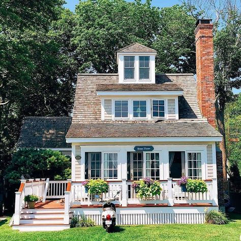 Tiny Houses on Instagram: “Maine has some beautiful cottages! 🏠 Follow us at @mfthouse 🏠 Follow us at @tiny.houses Like this one shared by @howieguja Have you been to…” Dream Cottage, Cute House, Little Cottage, Cottage Living, Sims House, Dream House Exterior, House Goals, Pretty House, Cottage Homes