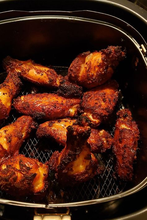 Dry-Rub Air-Fried Chicken Wings | "Yummy chicken wings made from a Memphis-style dry rub." #airfryer #airfryerrecipes #howtouseanairfryer #dinnerideas Dry Rub Chicken Wings Air Fryer, Air Fried Chicken Wings Recipe, Chicken Wings In Air Fryer, Dry Rub Chicken Wings, Air Fry Chicken Wings, Air Fryer Wings, Wings Recipes, Baked Chicken Wings Oven, Cooking In The Kitchen