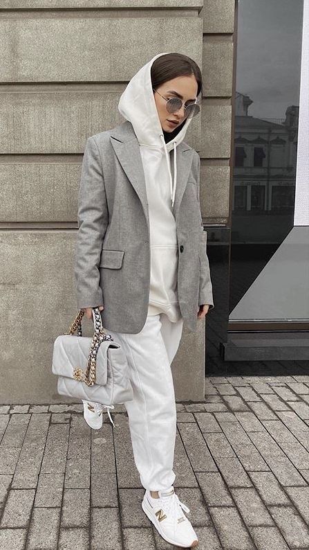 Sweatpants And Blazer Outfit, White Joggers Outfit, Chic Sweatpants Outfit, Sweatsuit Outfit, Sweatpants Outfits, Cold Fashion, Cute Sweatpants, Walking Outfits, White Joggers