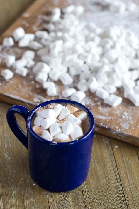 Mini Marshmallows Recipes, Quick Party Desserts, Make Marshmallows, Boozy Hot Chocolate, Hot Fudge Cake, Easy Party Desserts, Hot Chocolate Fudge, Hot Chocolate Cocoa, How To Make Marshmallows