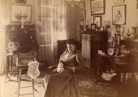 40 Amazing Found Photos Show Victorian People in Their Parlors ~ Vintage Everyday Victorian Parlor, Victorian Home Interior, Grand Duchess Olga, W Hotel, Cheap Decor, Eclectic Decor, Cheap Home Decor, Cottage Decor, Victorian Era