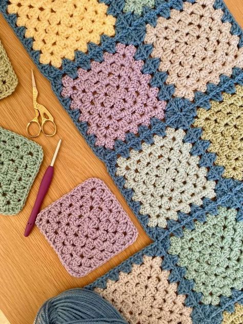 The Crochet Swirl, Crochet Swirl Blanket Pattern, Swirl Granny Square Pattern, Crochet Granny Squares Together, Crochet Swirl Granny Square, Join Granny Squares, Crochet Granny Square Beginner, Crochet Swirl, Joining Crochet Squares