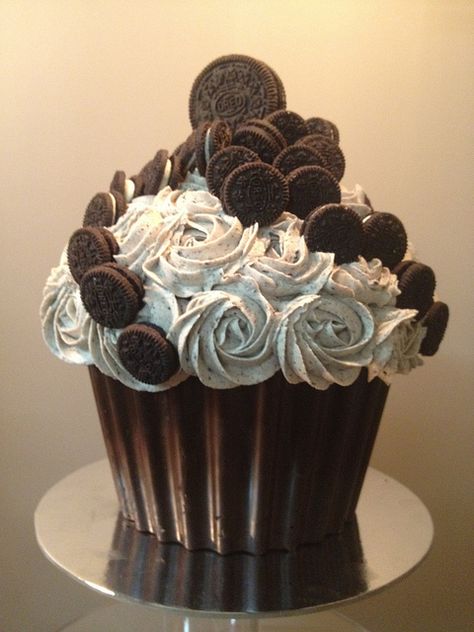 Another cool giant cupcake I want to try. Now, if only I knew someone who loves Oreos... ;P Cupcakes Design, Giant Cupcake Cakes, Big Cupcake, Large Cupcake, Giant Chocolate, Giant Cupcake, Oreo Cupcakes, Creative Cupcakes, Giant Cupcakes