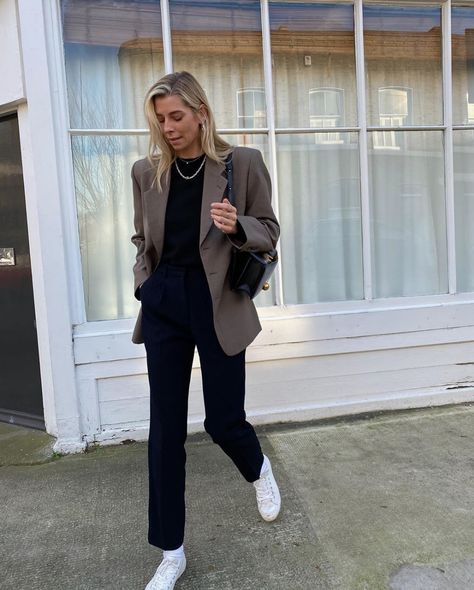 Lindsey Holland Instagram look in a taupe blazer, black crewneck sweater, black trousers, and white classic sneakers. Taupe Blazer Outfit, Taupe Blazer, Fall Ootd, Outfit Inspired, Chic Fall Outfits, Blazer Outfit, Fits Inspo, Fall Capsule Wardrobe, Fall Outfits For Work