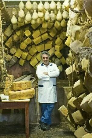 Cheese Maker, Italian Cheese, Cheese Shop, Italian Culture, Outdoor Market, Sicily Italy, Wine Cheese, Provolone, How To Make Cheese