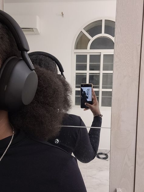 Poses, pics, sony xm5, mirror selfie Sony Xm5 Black, Xm5 Sony, Sony Xm5 Headphones Aesthetic, Sony Xm5 Headphones, Xm5 Headphones, Sony Xm5, Headphone Outfit, Dream Ideas, Cute Headphones