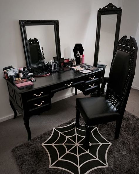 Goth Vanity, My Makeup Vanity, Kawaii Creepy, Goth Room, Gothic Decor Bedroom, Halloween Bedroom Decor, Spooky Home Decor, Room Aesthetics, Makeup Room Decor