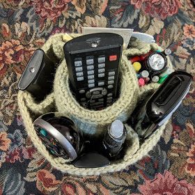 Chair Organizer, Tv Remote Holder, Knitting Animals, Remote Caddy, Crochet House, Crochet Jumpsuits, Crochet Organizer, Chic Crochet, Crochet Baskets