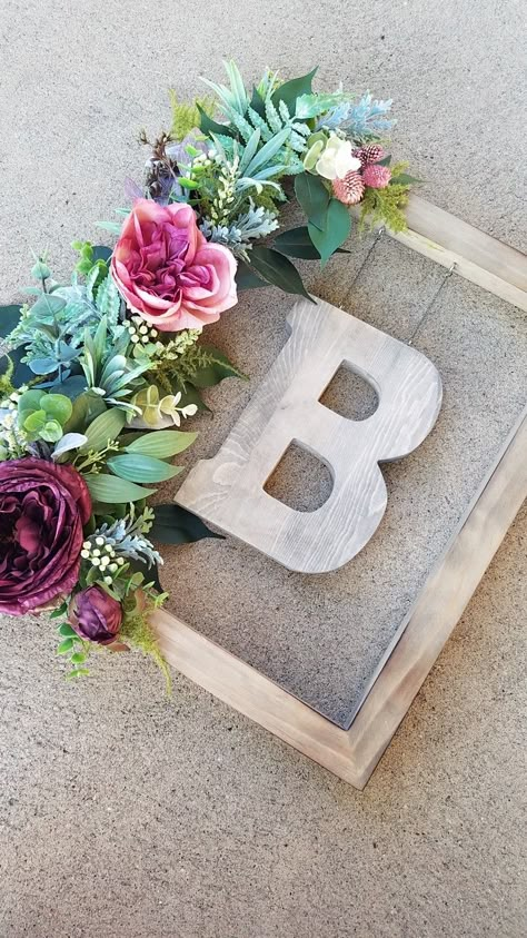 Wood Flowers Wall Decor, Floral Craft Ideas, Floral Crafts Diy, Letter Wreath, Initial Wreath, Picture Frame Crafts, Letter Decor, Quilled Creations, Door Signs Diy