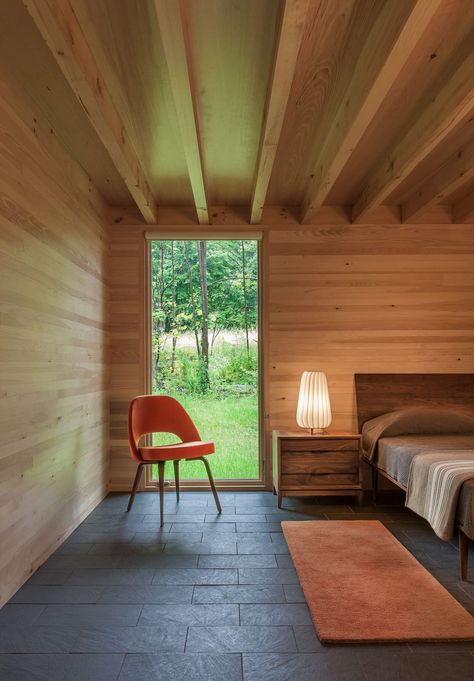 These pared-down cabins were built to inspire classical musicians - Curbed Wood Clad Ceiling, Clad Ceiling, Cedar Interior, Stick Decor, Cape Cod Style House, Plank Walls, Contemporary Cottage, Casa Container, Guest Cottage