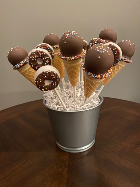 Happy Birthday Cake Pops, Donut Cake Pops, Kids Party Desserts, Kids Birthday Treats, Toffee Dessert, Surprise Birthday Cake, Donut Decorating Ideas, Cake Ball Recipes, Candy Theme Birthday Party