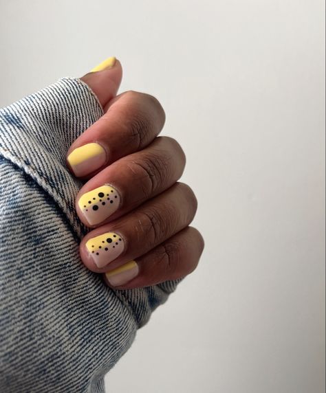 Yellow nails on brown skin Yellow And Brown Nails, Nails On Brown Skin, Yellow Gel Nails, Brown Nails, Yellow Nails, Brown Skin, Yellow And Brown, Gel Nails, Skin