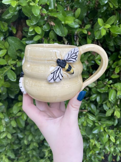 Clay Bee Mug, Creative Mug Ideas Ceramics, Bee Ceramics Pottery, Bee Mug Ceramics, Cute Clay Mug Ideas, Hand Sculpted Pottery, Cool Ceramic Mugs, Clay Mugs Ideas, Clay Cups Ideas