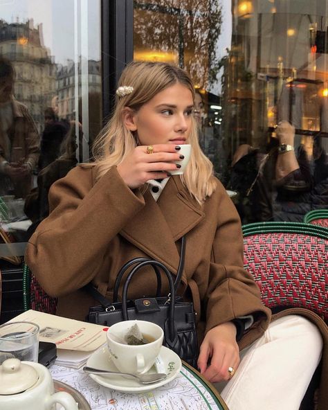 Style Parisienne, Hair Slides, Quoi Porter, Paris Mode, Winter Chic, Winter Mode, Elegante Casual, Oversized Coat, Brunch Outfit