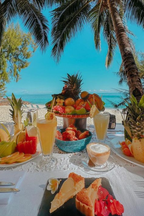 Beachside breakfast | Seafront meals at Constance Tsarabanjina, Madagascar Breakfast Display, Luxury Beach Hotel, Tropical Breakfast, Breakfast Picnic, The Art Of Slow Living, Art Of Slow Living, Vacation Food, Perfect Lifestyle, Cherry Blossom Wallpaper