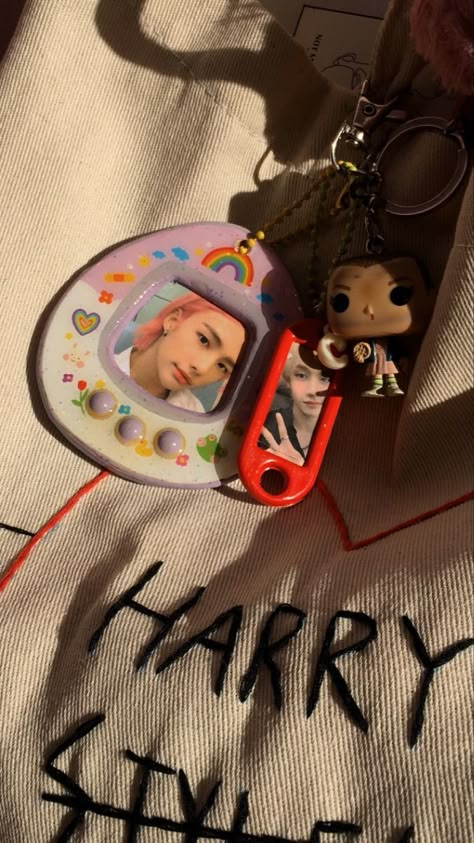 Kpop Ceramics Ideas, Clay Kpop Ideas, Kpop Clay Art, Clay Tamagotchi, Keychain Clay, Clay Keychain, Tanah Liat, Clay Diy Projects, Clay Crafts Air Dry