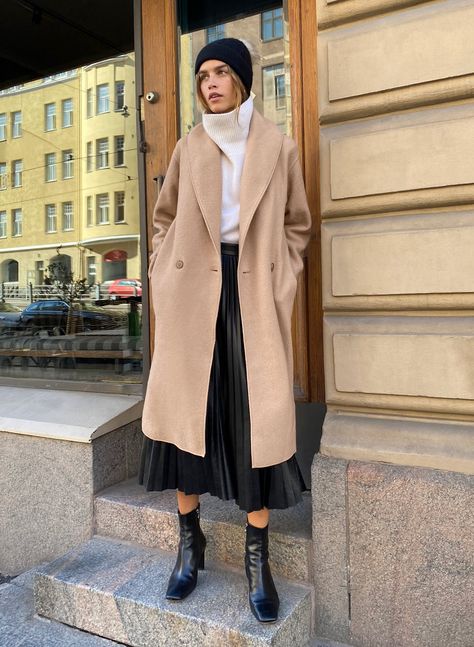 Here's a Stylish Way to Wear a Black Midi Skirt for Winter Edinburgh Aesthetic, Wool Jackets, White Turtleneck Sweater, Autumn Wear, Autumn Trends, London Style, Fashion Pics, Coat Outfit, Winter Skirt