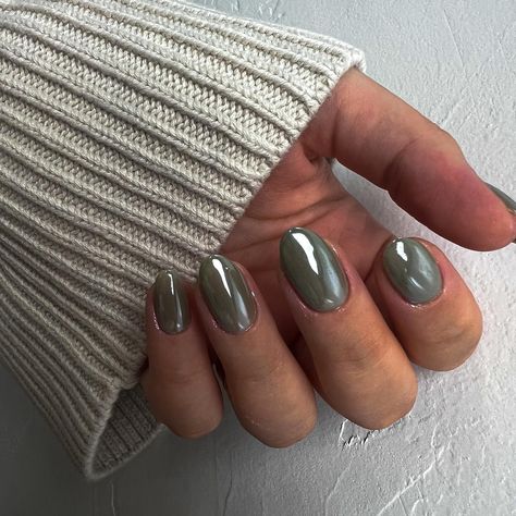 25 Fall Chrome Nails 2024: Trendy Colors and Designs for Stunning Autumn Manicures Grey Nails With Chrome, Fall Chrome Nails 2024, Fall Nails With Chrome, Classy Chrome Nails, Gray Chrome Nails, Fall Chrome Nail Colors, Chrome Fall Nails, Rainbow French Tips, Fall Chrome Nails