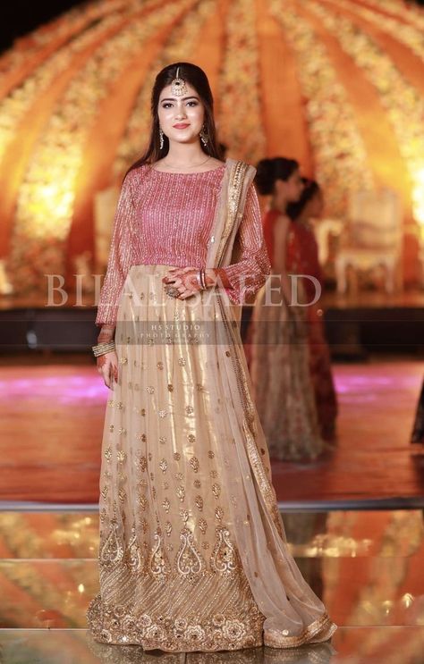 Lehnga Kurti, Bridal Mehndi Dresses, Mehndi Dresses, Sangeet Outfit, Function Dresses, Bride Photos, Desi Wedding Dresses, Bridal Dresses Pakistan, Gowns Dresses Elegant