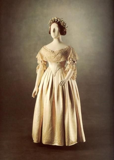 Queen Victoria Wedding Dress, Early Victorian Fashion, Victoria Wedding Dress, Historical Wedding, Queen Victoria And Prince Albert, Royal Gowns, Royal Wedding Dresses, Queen Victoria Prince Albert, Victorian Wedding Dress