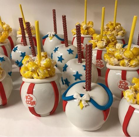 Circus theme candy apples Carnival Theme Candy Apples, Drunkin Apples, Candy Apples Diy, Gourmet Candy Apples, Taffy Apple, Covered Apples, Candy Apple Recipe, Candied Apples, Chocolate Covered Apples