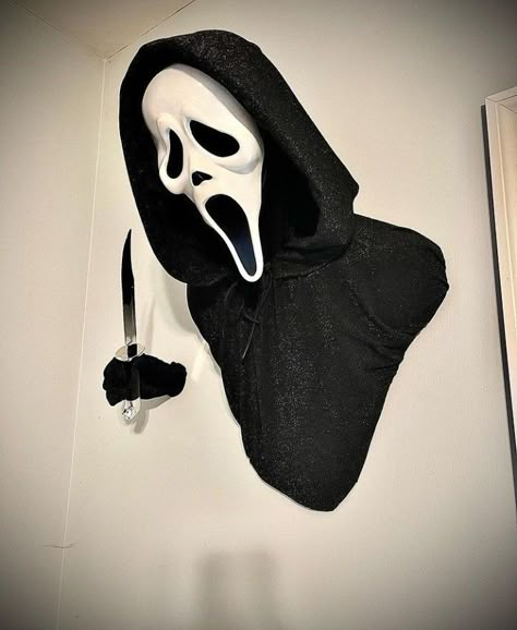 Ghost Face Bedroom, Scream Movie Halloween Decorations, Scream Decoration Halloween, Ghost Face Decoration, Ghost Face Decor, Ghostface Room Decor, Horror Basement, Slasher Tattoo, Scream Collection