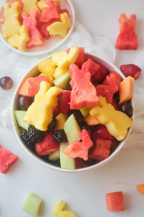 The Cutest Easter Fruit Salad To Bring To Your Next Spring Party Easter Fruit Tray, Easter Fruit Salad, Spring Fruit Salad, Easter Bunny Fruit, Healthy Easter Dessert, Easter Charcuterie Board, Healthy Easter Treats, Easter Brunch Ideas, Easter Charcuterie