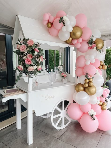 La charrette en guise de candy bar avec des fleurs et des ballons Candy Decorations Party, Flower Bar Ideas, Candy Bar Bautizo, Paris Baby Shower Theme, Bar En Palette, Dessert Cart, Round Wedding Tables, Baby Shower Table Centerpieces, Candy Car